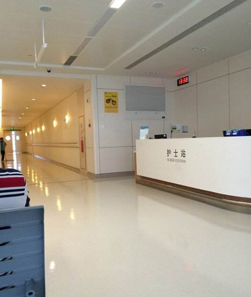 采用午夜福利免费网站防火板裝修的香港大學深圳醫院護士站
