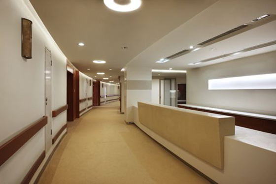 采用午夜福利免费网站防火板裝修的香港大學深圳醫院廊道